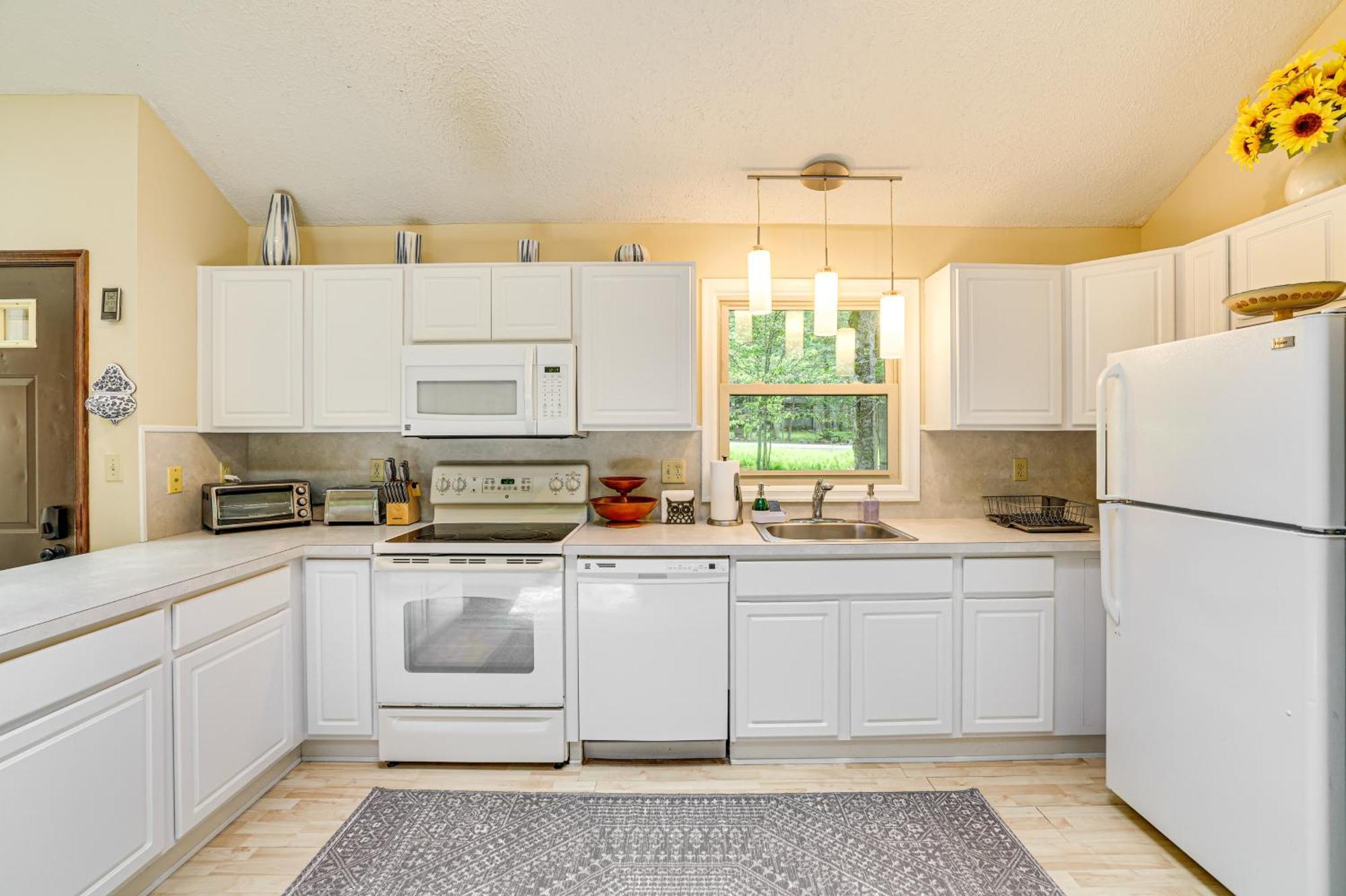 Clifton Township With Deck And Heated Sunroom! Holiday home Gouldsboro