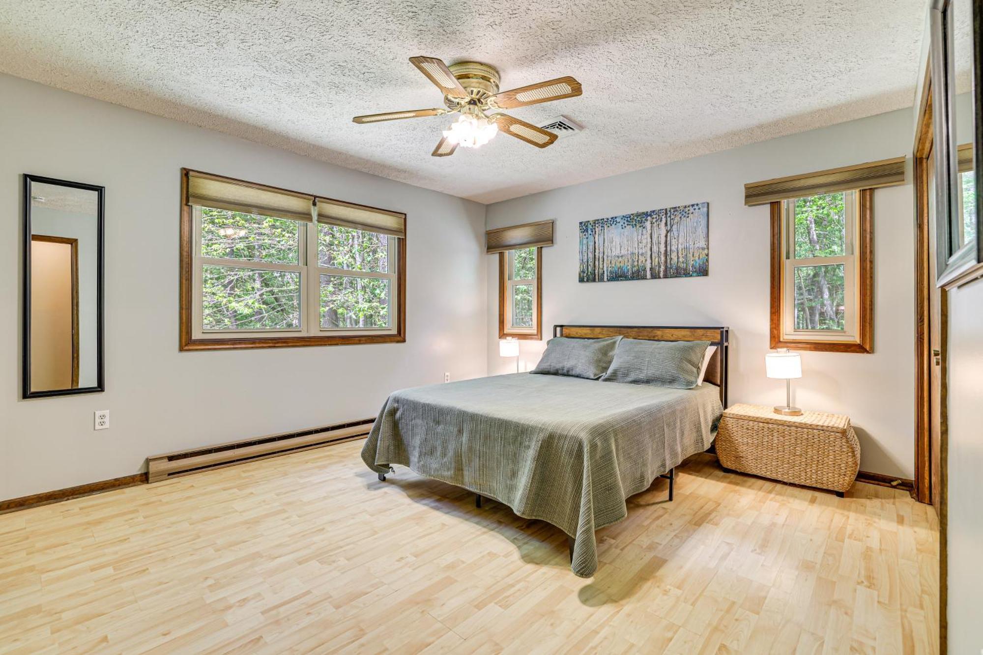Clifton Township With Deck And Heated Sunroom! Holiday home