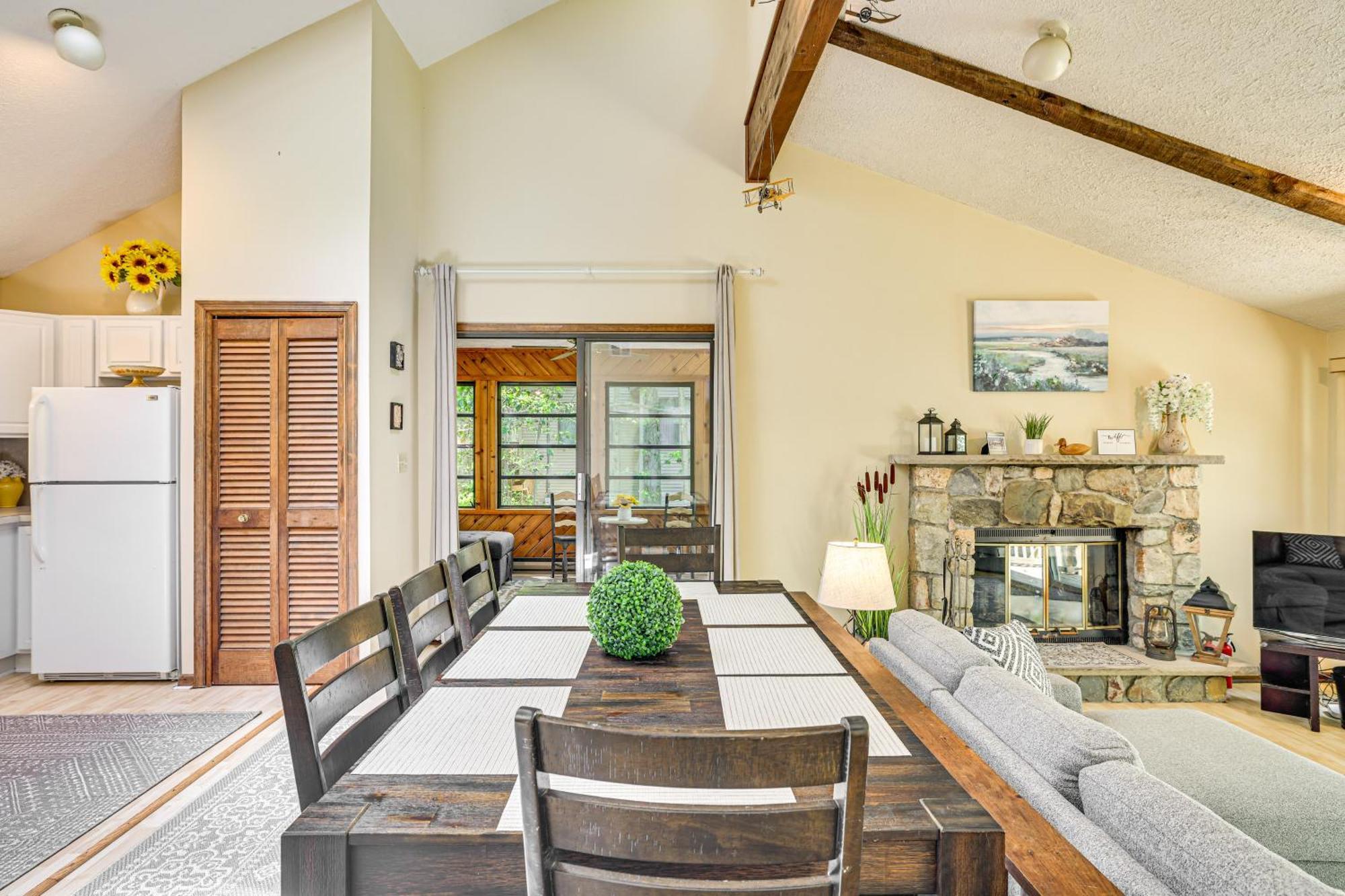Clifton Township With Deck And Heated Sunroom! Gouldsboro
