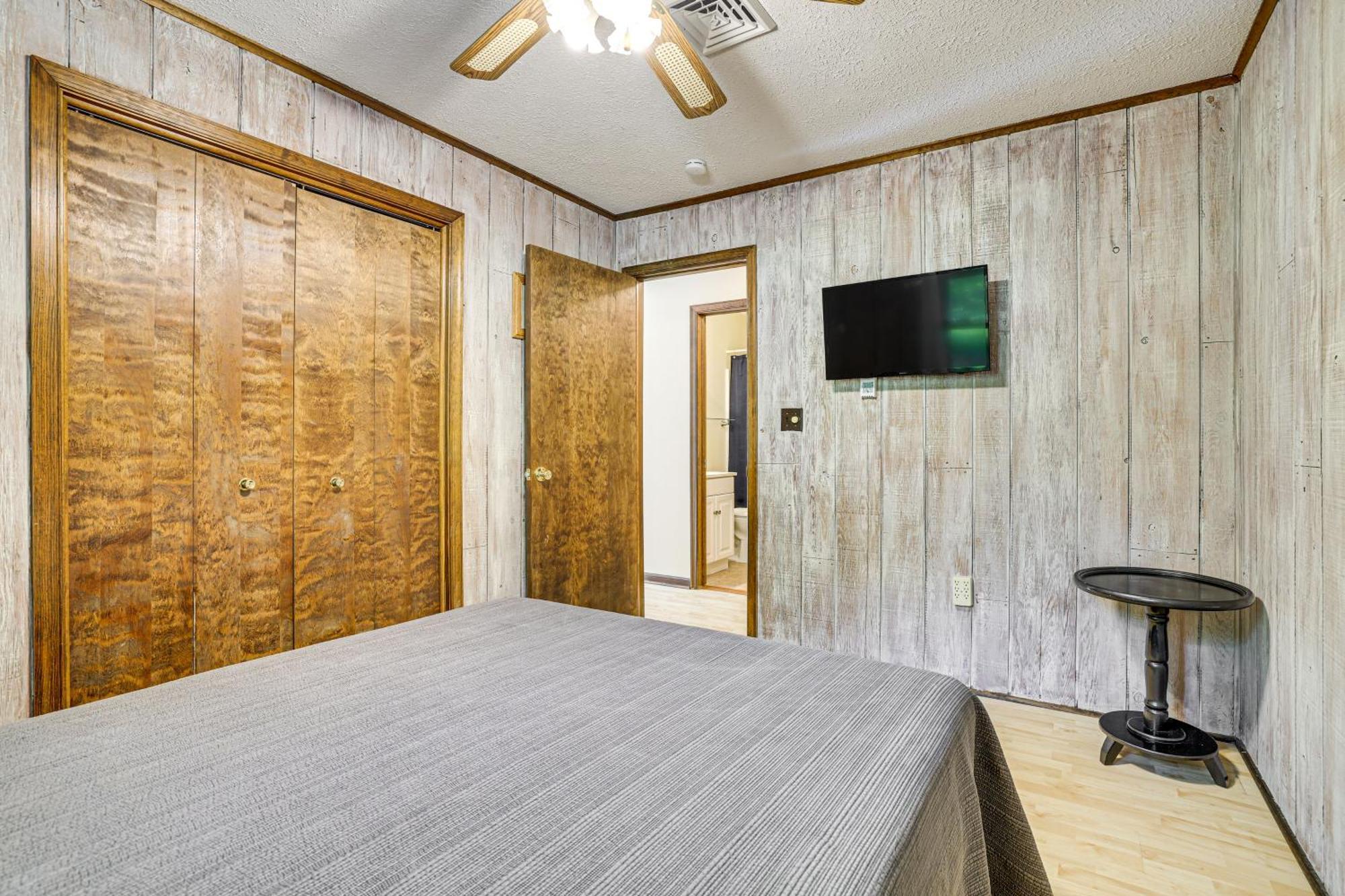 Clifton Township With Deck And Heated Sunroom! Holiday home Gouldsboro