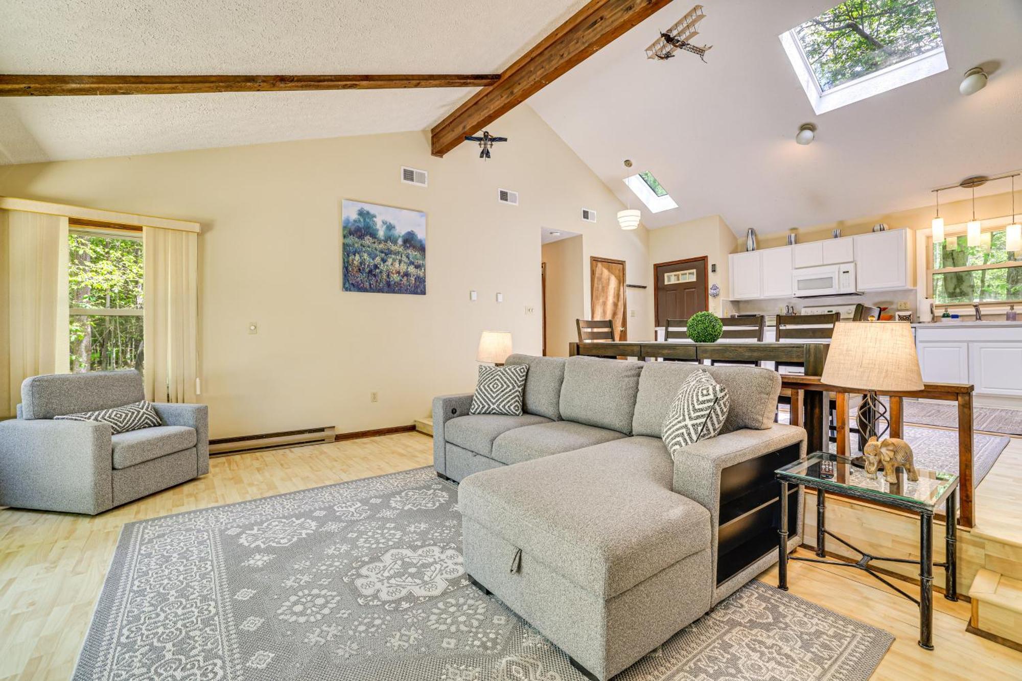 Clifton Township With Deck And Heated Sunroom! Gouldsboro