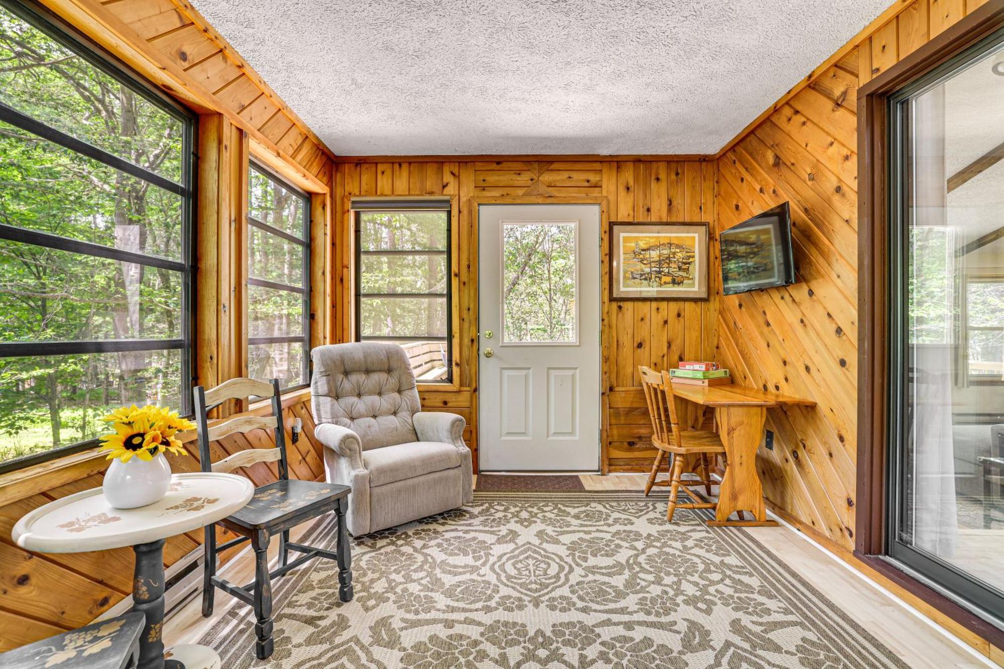 Clifton Township With Deck And Heated Sunroom! Gouldsboro
