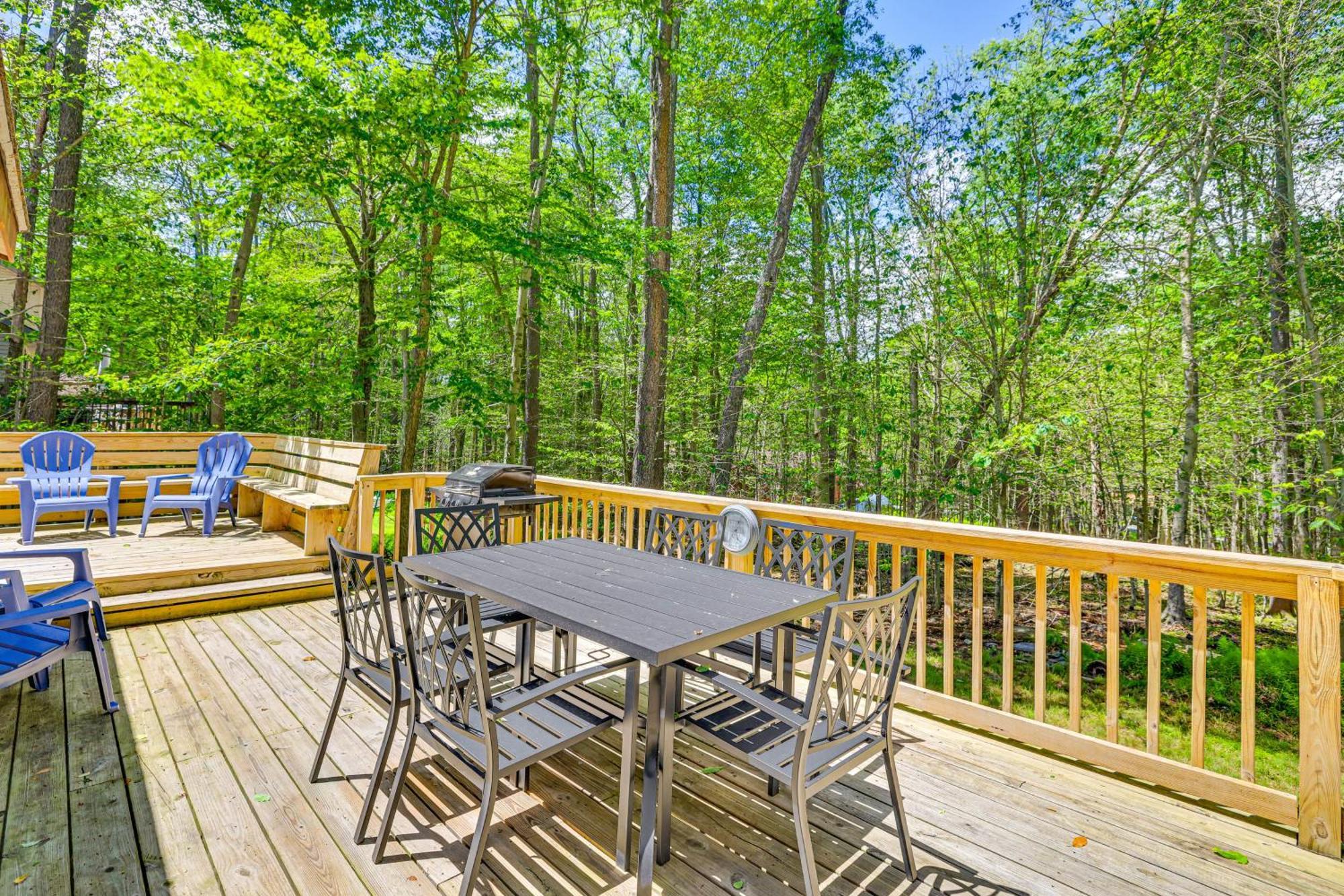 Clifton Township With Deck And Heated Sunroom! Holiday home Gouldsboro