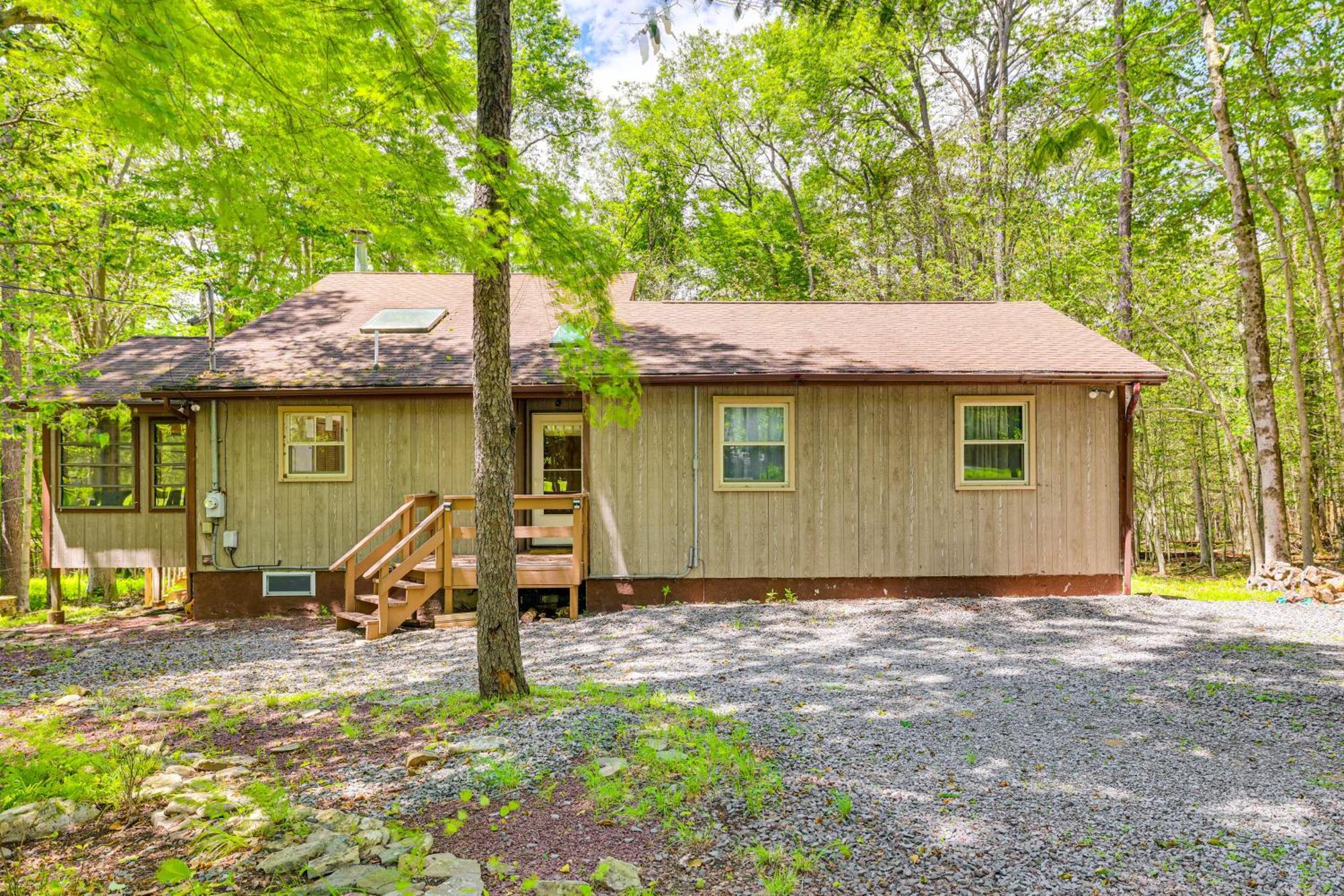 Clifton Township With Deck And Heated Sunroom! * Gouldsboro